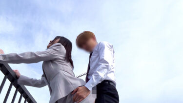 笑顔が可愛い色白独身OLの昼休み屋上露出セックスルーティン動画【Mちゃん／oremo590】